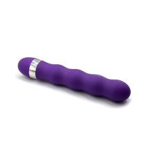 Fioletowe dildo klasyczne, elastyczne – widok boczny z profilowaną powierzchnią