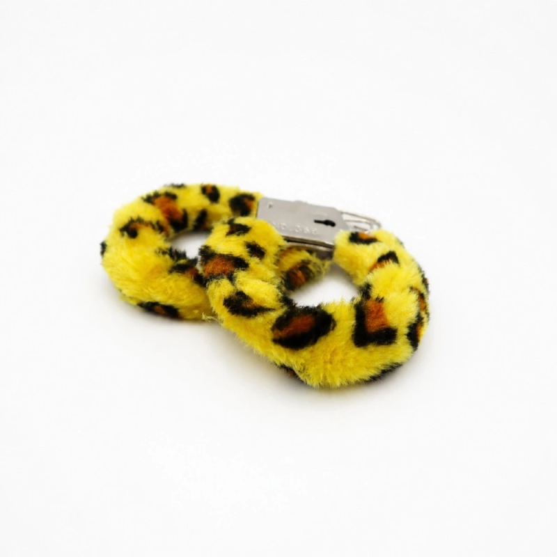 Wild Plush Cuffs – kajdanki z futerkiem panterka, kluczykami i łańcuszkiem, kajdanki erotyczne, BDSM