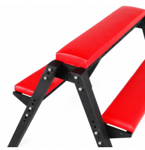 Stołek BDSM do bondage – detal śrub i regulowanych punktów mocowania