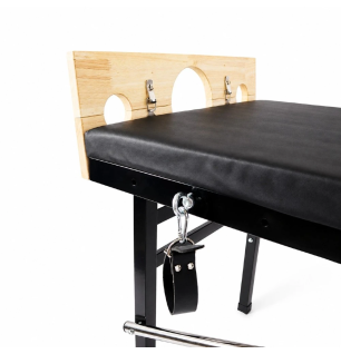 Noir Restraint Bed – łóżko BDSM do Bondage z drewnianymi dybami i pasami