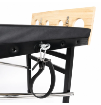Łóżko BDSM z bocznym punktem mocowania i regulowanym pasem bondage