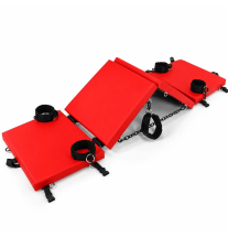 Wielofunkcyjna ławka BDSM Scarlet Flex Bench w rozłożonej konfiguracji z czarnymi kajdankami, opaskami i łańcuchami