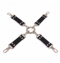 Krzyżowy łącznik bondage z czterema czarnymi paskami i metalowymi karabińczykami
