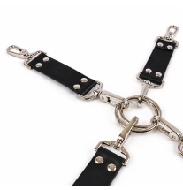 Zbliżenie na metalowe pierścienie, karabińczyki i czarne paski zestawu bondage