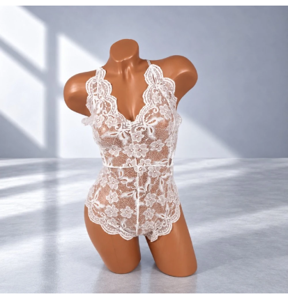 Białe koronkowe body damskie Off White Lace Elegance z głębokim dekoltem V – widok z przodu.