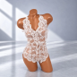 Off White Lace Elegance – zmysłowe body koronkowe z głębokim dekoltem, regulowane ramiączka, różne rozmiary