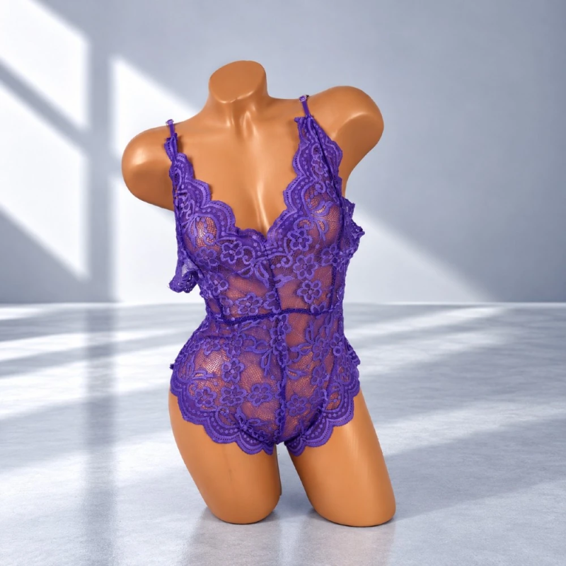 Violet Lace Desire – zmysłowe fioletowe body koronkowe z głębokim dekoltem, różne rozmiary