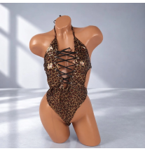 Wild Leopard Lace – błyszczące body erotyczne damskie w panterkę z głębokim dekoltem i czarnym sznurowaniem