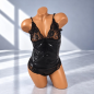 Noir Lace Shine – czarne body erotyczne wet look z koronką i przezroczystymi plecami, rozmiar UNI