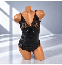 Noir Lace Shine czarne body erotyczne wet look z koronkowym dekoltem, cienkimi ramiączkami i błyszczącym materiałem