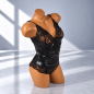 Noir Lace Shine – czarne body erotyczne wet look z koronką i przezroczystymi plecami, rozmiar UNI