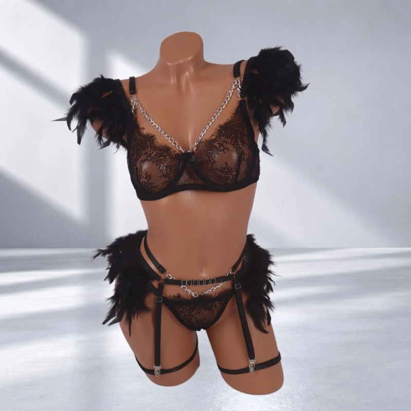 Black Feather Desire – czarny komplet erotyczny z koronką, ozdobnymi piórami i łańcuszkami, różne rozmiary Black Feather Desire – czarny komplet erotyczny z koronką, ozdobnymi piórami i łańcuszkami, różne rozmiary