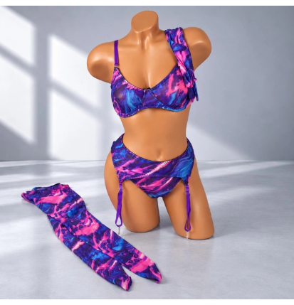Violet Fantasy 5w1 – fioletowo-różowy komplet bielizny erotycznej z biustonoszem, stringami, pasem, pończochami i rękawiczkami