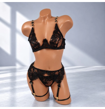 Czarny komplet bielizny erotycznej Black Diamond Lace – koronkowy biustonosz, stringi, pas do pończoch i paski na uda.