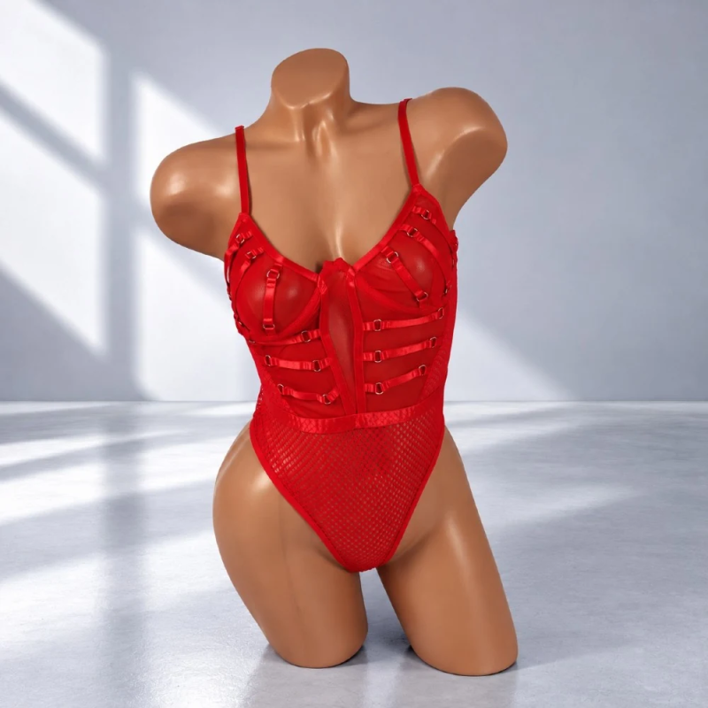 Red Obsession – czerwone body erotyczne z siateczki i ozdobnymi paskami, różne rozmiary