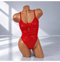 Red Obsession czerwone body erotyczne z transparentnej siateczki, ozdobnymi paskami i kokardką – widok z przodu