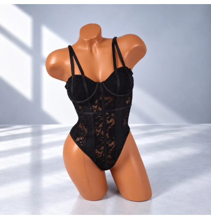 Midnight Bloom czarne body erotyczne z kwiatową koronką, profilowanymi miseczkami i podwójnymi ramiączkami – widok z przodu