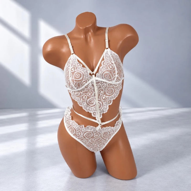Ivory Desire – białe body koronkowe z odkrytymi plecami i ozdobnymi paskami, różne rozmiary