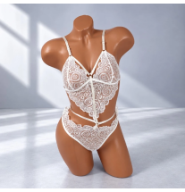 Ivory Desire białe body erotyczne z ornamentową koronką, głębokim dekoltem i ozdobnymi paskami – widok z przodu