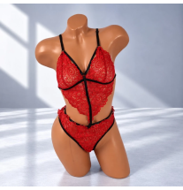 Red Mystique czerwone body erotyczne z ornamentową koronką, czarnymi paskami i głębokim dekoltem – widok z przodu
