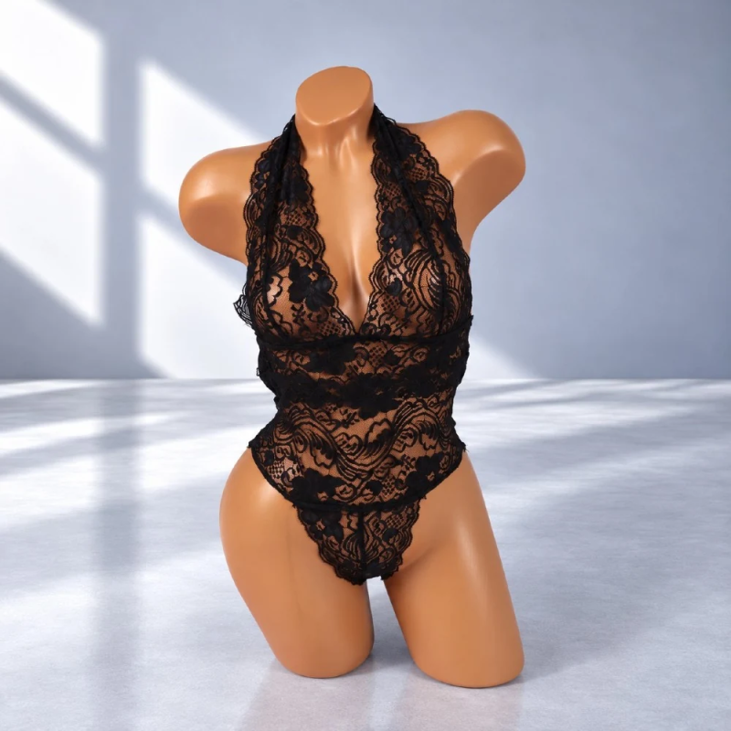 Midnight Amore – czarne koronkowe body damskie z głębokim dekoltem i odkrytymi plecami, różne rozmiary Midnight Amore – czarne koronkowe body damskie z głębokim dekoltem i odkrytymi plecami, różne rozmiary