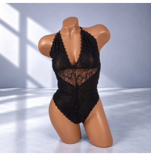 Czarne koronkowe body damskie Black Floral Elegance z głębokim dekoltem V, transparentną wstawką i kwiatowym wzorem
