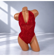Czerwone koronkowe body damskie Ruby Floral Elegance z głębokim dekoltem V, kwiatowym wzorem i dopasowanym fasonem