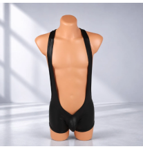 Czarne body erotyczne męskie Black Edge z efektem skóry, głębokim wycięciem na klatce piersiowej i krótkimi nogawkami – przód