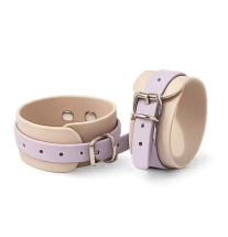 Kajdanki erotyczne na nadgarstki Biothane, beż/lawenda, regulowane paski z metalową klamrą