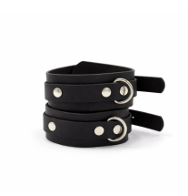 Kajdanki skórzane z metalowymi kółkami i nitami