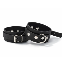 Czarne kajdanki skórzane z regulowanym paskiem i metalowym zapięciem