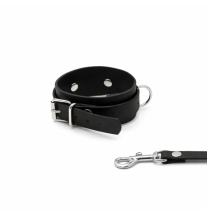 Czarne skórzane kajdanki z metalowym pierścieniem i karabińczykiem