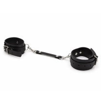 Komplet czarnych kajdanek skórzanych połączonych paskiem z metalowymi zapięciami