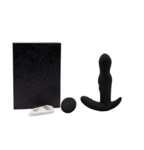 Kompletny zestaw Ultra Black Vibro Plug – korek analny, pilot, kabel i opakowanie