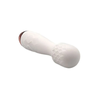 Masażer typu wand biały z teksturą - zbliżenie